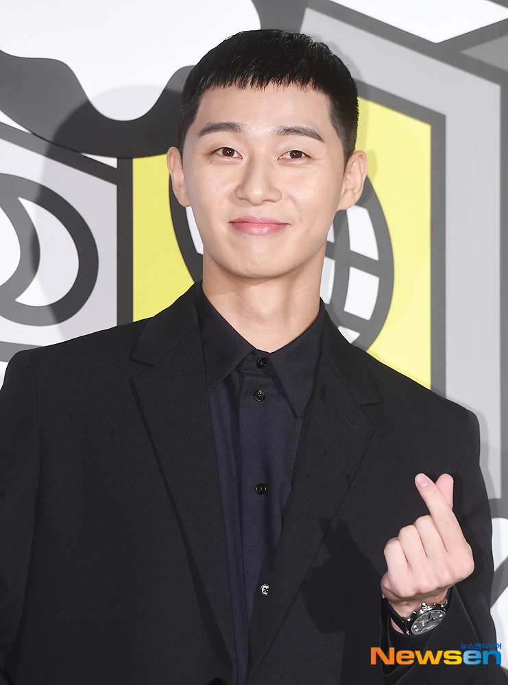 Actor Park Seo-joon has a photo time at a photo wall commemorating the opening of a brand pop-up store in Hannam-dong, Seoul Yongsan District, on the afternoon of October 2.useful stock
