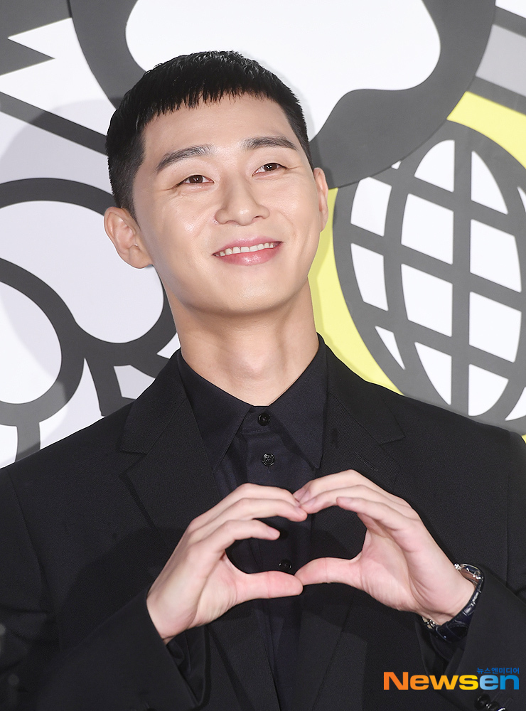 Actor Park Seo-joon has a photo time at the photo wall to commemorate the opening of a brand pop-up store in Seoul Yongsan District Hannam-dong on the afternoon of October 2.useful stock