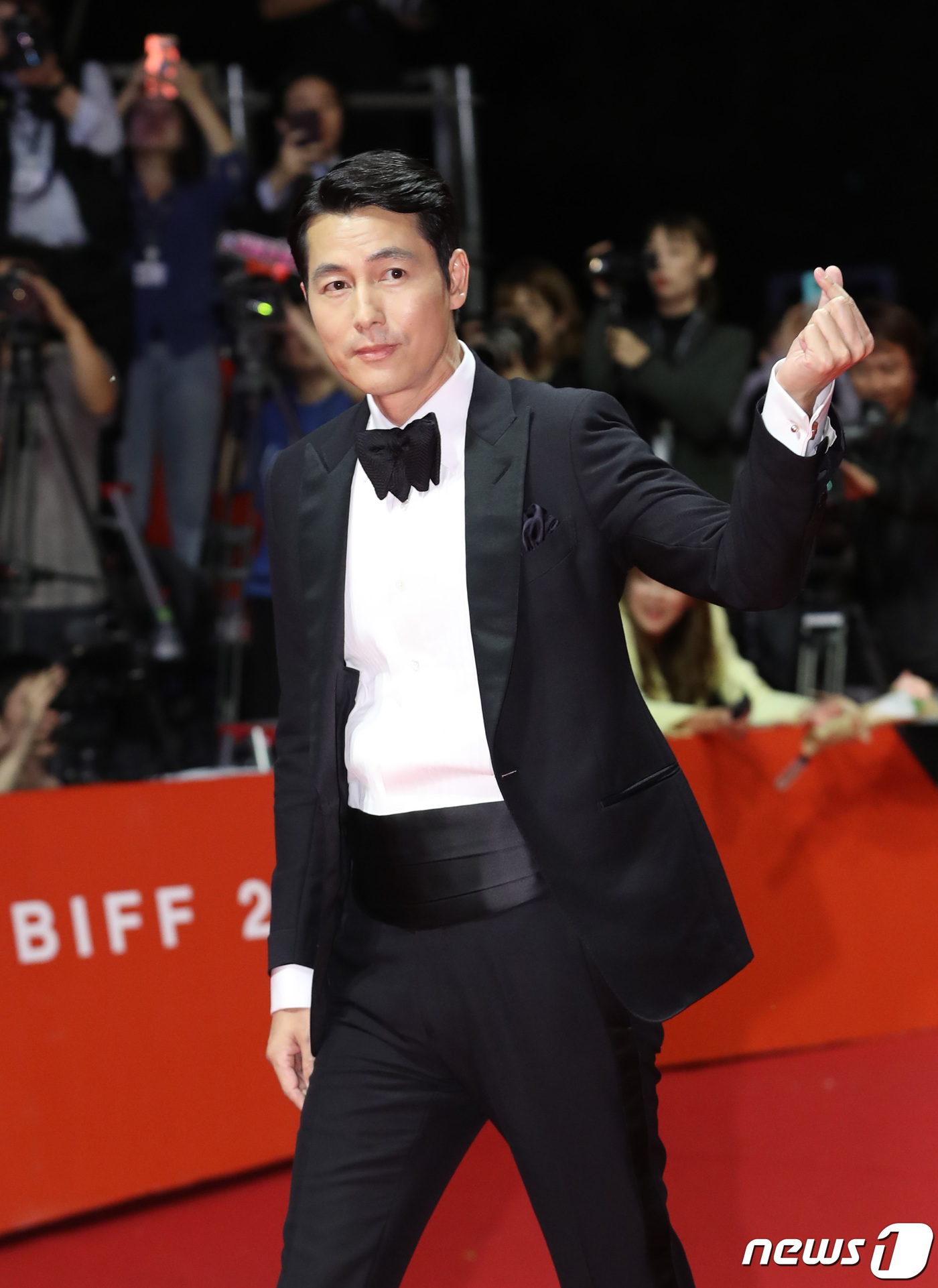 Busan=) = Actor Jung Woo-sung offered consolation to citizens affected by the 18th Typhoon Meatak.Jung Woo-sung took the stage with Lee Ha-nui at the opening ceremony of the 24th Busan International Film Festival held at the Udong Film Hall in Haeundae-gu, Busan on the afternoon of the 3rd.I welcome you to the 24th Busan International Film Festival, the best film festival in Asia, he said. I am saddened by the damage caused by Typhoon.I will give deep condolences to the victims, he said.Meanwhile, the 24th Busan International Film Festival held the opening ceremony at 7 pm on the day of Actor Jung Woo-sung and Lee Ha-nui.This year, 299 films from 85 countries were invited. The opening film is The Way of Horse Thieves. Time. The closing film is To Yoon Hee. The festival will be held around Busan until the 12th.
