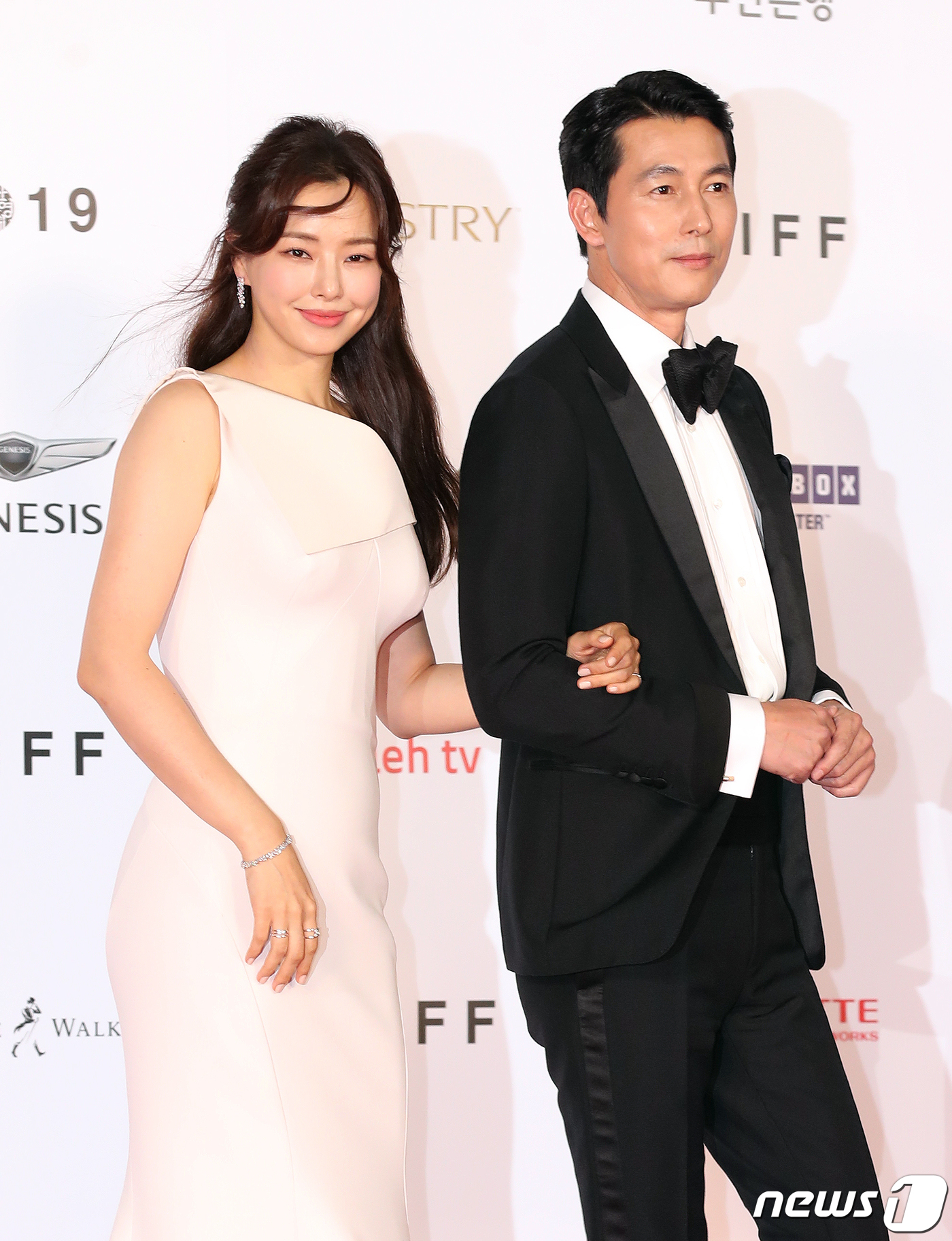 On the afternoon of the 3rd, the 24th Busan International Film Festival opening ceremony was held in the Udong Film Hall in Haeundae-gu, Busan, with the hot interest of Busan citizens and movie fans.A number of domestic and foreign stars shone on the day at the Busan International Film Festival Red Carpet.The hosts Jung Woo-sung and Lee Ha-nui, Lee Byung-hun director Lee Seung-ryong, Lee Dong-hwi, Jin Sun-gyu, and Lee Sang-keun director Lee Sang-keun, Im Yoon-ah,The appearance of the popular stars also received a big applause; Actor Jung Hae In, who visited Busan for the film The Music Album of Fever, also received a hot spotlight.The group EXO guardian, who was selected as a public relations ambassador for the Macau Film Festival, also showed off. Singer Baek Zin and group God Se7en Park Jin-young, who were invited as Princess Aya, also appeared and attracted many fans cheers.The dazzling beauty Actors also shone Red Carpet.The appearance of Cho Yeo-jung of parasites, Chun Woo-hee of Vertigo, Lee Yu-young of House Story, Eugene of Paper Flower, and Lee Yeol-eum of Made were noted.Most Actors emphasized elegant and alluring charm with black and white dress.The opening performance saw Myanmars Karen refugee girl Wan Yihwa on stage, singing I Want a House: 70 Hello Ansan?! Orchestra members, Busan City Boys and Girls Choir 50 people, Gimhae Cultural Foundation Globot Choir 126 people, including a total of 246 people.After the Red Carpet event, the Busan International Film Festival marked the start of a full-scale festival with the society of Jung Woo-sung and Lee Ha-nui.Jung Woo-sung, who was on stage as a host, said, I welcome you to the 24th Busan International Film Festival, Asias best film festival.I will give deep condolences to the victims, he said.Jung Woo-sung Lee Ha-nui explained that he wanted to embrace diversity beyond ethnic and national religious gender disorders in relation to the stage of Wan Yihwa.We are going to show 299 movies in 85 countries this year, he said. It is a festival for diversity to meet many movies in the world that we did not know.In particular, at the opening ceremony, Japanese director Hirokazu Koreeda, who has a lot of fans in Korea, won the Asian Film of the Year at the 24th Busan International Film Festival.This years Asia Film Impression is a prize for selecting Asian local filmmakers and organizations that have made achievements in the Asian film industry and cultural development.Hirokazu Koreeda won the award at the opening ceremony and greeted the citizens of Busan and movie fans through the video. I am truly grateful.For me, the Busan International Film Festival is a special film festival.It is more glorious to receive this award, he said. Moreover, the new film The Truth About Fabianne will be screened at the Busan International Film Festival.The judges of the competition division, New Currents, were released.The New Currents category is a competition that introduces the first or second feature films of new directors who will lead the future of Asian films, and selects two of the best works.Director Mike Figgis was introduced as the judges director while leaving Las Vegas, and Karl Oak, artistic director, Actor Samal Yeslamova, Ricinje and Seo Young-joo, CEO of Fine Cut, greeted him as judges.Meanwhile, the 24th Busan International Film Festival held the opening ceremony at 7 pm on the day of Actor Jung Woo-sung and Lee Ha-nui.This year, 299 films from 85 countries were invited. The opening film is The Way of Horse Thieves. Time. The closing film is To Yoon Hee. The festival will be held around Busan until the 12th.