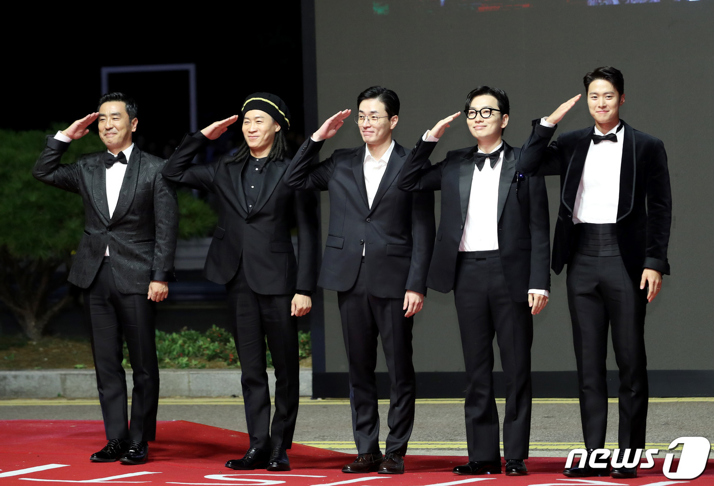 On the afternoon of the 3rd, the 24th Busan International Film Festival opening ceremony was held in the Udong Film Hall in Haeundae-gu, Busan, with the hot interest of Busan citizens and movie fans.A number of domestic and foreign stars shone on the day at the Busan International Film Festival Red Carpet.The hosts Jung Woo-sung and Lee Ha-nui, Lee Byung-hun director Lee Seung-ryong, Lee Dong-hwi, Jin Sun-gyu, and Lee Sang-keun director Lee Sang-keun, Im Yoon-ah,The appearance of the popular stars also received a big applause; Actor Jung Hae In, who visited Busan for the film The Music Album of Fever, also received a hot spotlight.The group EXO guardian, who was selected as a public relations ambassador for the Macau Film Festival, also showed off. Singer Baek Zin and group God Se7en Park Jin-young, who were invited as Princess Aya, also appeared and attracted many fans cheers.The dazzling beauty Actors also shone Red Carpet.The appearance of Cho Yeo-jung of parasites, Chun Woo-hee of Vertigo, Lee Yu-young of House Story, Eugene of Paper Flower, and Lee Yeol-eum of Made were noted.Most Actors emphasized elegant and alluring charm with black and white dress.The opening performance saw Myanmars Karen refugee girl Wan Yihwa on stage, singing I Want a House: 70 Hello Ansan?! Orchestra members, Busan City Boys and Girls Choir 50 people, Gimhae Cultural Foundation Globot Choir 126 people, including a total of 246 people.After the Red Carpet event, the Busan International Film Festival marked the start of a full-scale festival with the society of Jung Woo-sung and Lee Ha-nui.Jung Woo-sung, who was on stage as a host, said, I welcome you to the 24th Busan International Film Festival, Asias best film festival.I will give deep condolences to the victims, he said.Jung Woo-sung Lee Ha-nui explained that he wanted to embrace diversity beyond ethnic and national religious gender disorders in relation to the stage of Wan Yihwa.We are going to show 299 movies in 85 countries this year, he said. It is a festival for diversity to meet many movies in the world that we did not know.In particular, at the opening ceremony, Japanese director Hirokazu Koreeda, who has a lot of fans in Korea, won the Asian Film of the Year at the 24th Busan International Film Festival.This years Asia Film Impression is a prize for selecting Asian local filmmakers and organizations that have made achievements in the Asian film industry and cultural development.Hirokazu Koreeda won the award at the opening ceremony and greeted the citizens of Busan and movie fans through the video. I am truly grateful.For me, the Busan International Film Festival is a special film festival.It is more glorious to receive this award, he said. Moreover, the new film The Truth About Fabianne will be screened at the Busan International Film Festival.The judges of the competition division, New Currents, were released.The New Currents category is a competition that introduces the first or second feature films of new directors who will lead the future of Asian films, and selects two of the best works.Director Mike Figgis was introduced as the judges director while leaving Las Vegas, and Karl Oak, artistic director, Actor Samal Yeslamova, Ricinje and Seo Young-joo, CEO of Fine Cut, greeted him as judges.Meanwhile, the 24th Busan International Film Festival held the opening ceremony at 7 pm on the day of Actor Jung Woo-sung and Lee Ha-nui.This year, 299 films from 85 countries were invited. The opening film is The Way of Horse Thieves. Time. The closing film is To Yoon Hee. The festival will be held around Busan until the 12th.