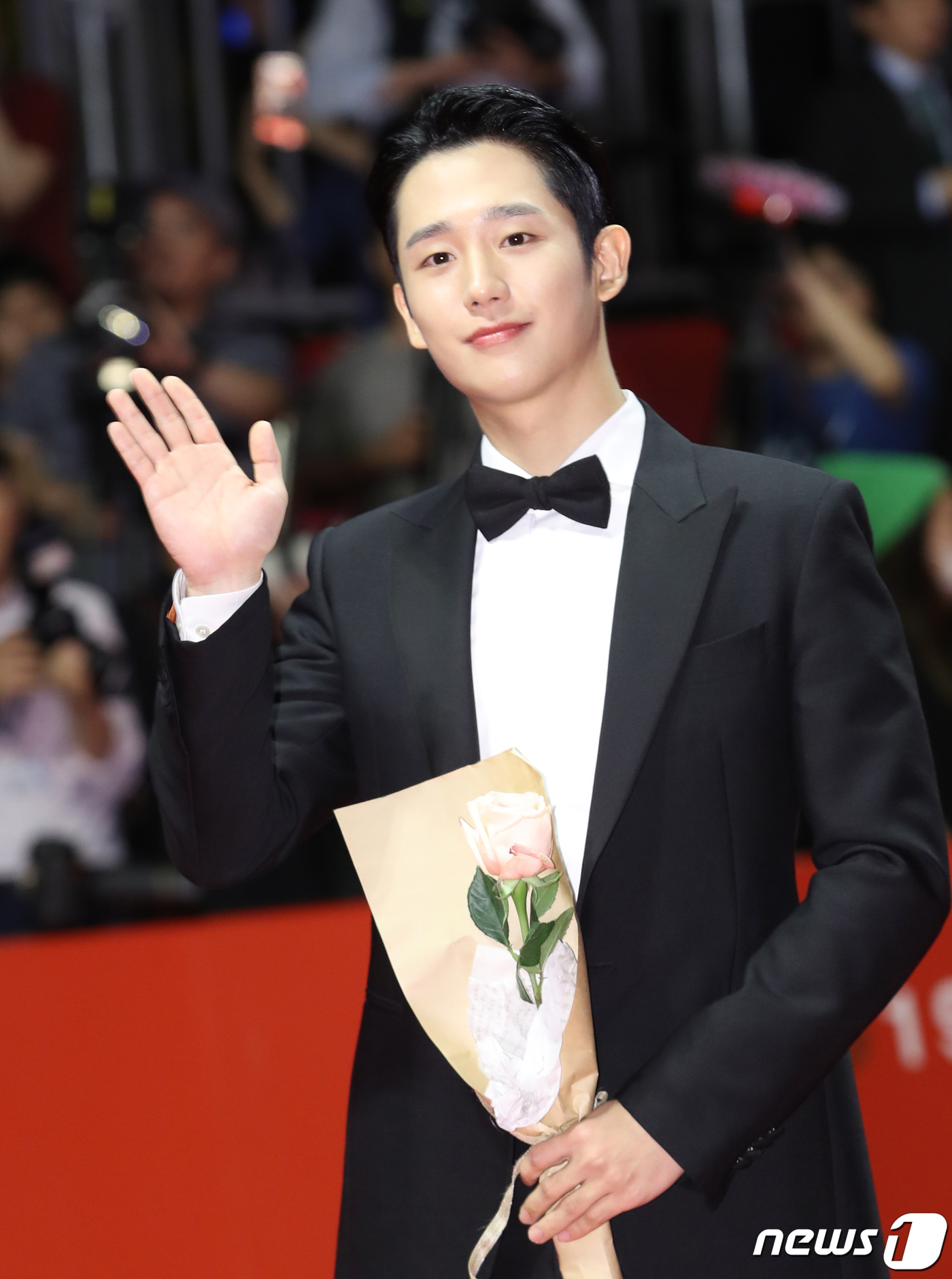 On the afternoon of the 3rd, the 24th Busan International Film Festival opening ceremony was held in the Udong Film Hall in Haeundae-gu, Busan, with the hot interest of Busan citizens and movie fans.A number of domestic and foreign stars shone on the day at the Busan International Film Festival Red Carpet.The hosts Jung Woo-sung and Lee Ha-nui, Lee Byung-hun director Lee Seung-ryong, Lee Dong-hwi, Jin Sun-gyu, and Lee Sang-keun director Lee Sang-keun, Im Yoon-ah,The appearance of the popular stars also received a big applause; Actor Jung Hae In, who visited Busan for the film The Music Album of Fever, also received a hot spotlight.The group EXO guardian, who was selected as a public relations ambassador for the Macau Film Festival, also showed off. Singer Baek Zin and group God Se7en Park Jin-young, who were invited as Princess Aya, also appeared and attracted many fans cheers.The dazzling beauty Actors also shone Red Carpet.The appearance of Cho Yeo-jung of parasites, Chun Woo-hee of Vertigo, Lee Yu-young of House Story, Eugene of Paper Flower, and Lee Yeol-eum of Made were noted.Most Actors emphasized elegant and alluring charm with black and white dress.The opening performance saw Myanmars Karen refugee girl Wan Yihwa on stage, singing I Want a House: 70 Hello Ansan?! Orchestra members, Busan City Boys and Girls Choir 50 people, Gimhae Cultural Foundation Globot Choir 126 people, including a total of 246 people.After the Red Carpet event, the Busan International Film Festival marked the start of a full-scale festival with the society of Jung Woo-sung and Lee Ha-nui.Jung Woo-sung, who was on stage as a host, said, I welcome you to the 24th Busan International Film Festival, Asias best film festival.I will give deep condolences to the victims, he said.Jung Woo-sung Lee Ha-nui explained that he wanted to embrace diversity beyond ethnic and national religious gender disorders in relation to the stage of Wan Yihwa.We are going to show 299 movies in 85 countries this year, he said. It is a festival for diversity to meet many movies in the world that we did not know.In particular, at the opening ceremony, Japanese director Hirokazu Koreeda, who has a lot of fans in Korea, won the Asian Film of the Year at the 24th Busan International Film Festival.This years Asia Film Impression is a prize for selecting Asian local filmmakers and organizations that have made achievements in the Asian film industry and cultural development.Hirokazu Koreeda won the award at the opening ceremony and greeted the citizens of Busan and movie fans through the video. I am truly grateful.For me, the Busan International Film Festival is a special film festival.It is more glorious to receive this award, he said. Moreover, the new film The Truth About Fabianne will be screened at the Busan International Film Festival.The judges of the competition division, New Currents, were released.The New Currents category is a competition that introduces the first or second feature films of new directors who will lead the future of Asian films, and selects two of the best works.Director Mike Figgis was introduced as the judges director while leaving Las Vegas, and Karl Oak, artistic director, Actor Samal Yeslamova, Ricinje and Seo Young-joo, CEO of Fine Cut, greeted him as judges.Meanwhile, the 24th Busan International Film Festival held the opening ceremony at 7 pm on the day of Actor Jung Woo-sung and Lee Ha-nui.This year, 299 films from 85 countries were invited. The opening film is The Way of Horse Thieves. Time. The closing film is To Yoon Hee. The festival will be held around Busan until the 12th.