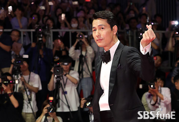 Actor Jung Woo-sung attends the red carpet event at the 24th Busan International Film Festival opening ceremony held at the Busan Haeundae District Film Hall on the afternoon of the 3rd.