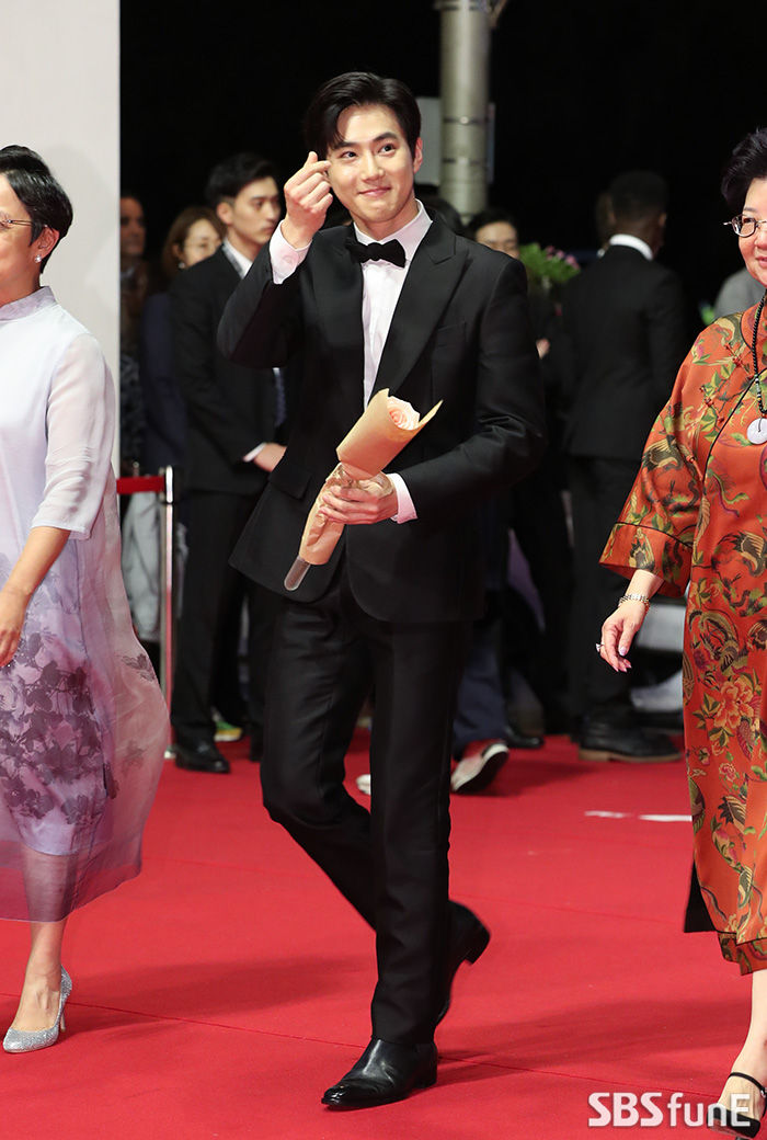 Suho of the group EXO attends the red carpet event at the 24th Busan International Film Festival opening ceremony held at the Busan Haeundae District Film Hall on the afternoon of the 3rd.