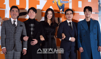 The 24th Busan International Film Festival will be held from March 3 to 12.Especially, this years 100th anniversary of Korean film, many stars are looking for Busan and have a 10-day festival.The opening ceremony, which will be held at 7 pm on March 3, will be hosted by actors Jung Woo-sung and Lee Ha-nui.As two people who appear in a number of works, shine Korean movies, and boast a serious gesture, they are interested in the progress of their work.Cho Yeo-jung and Park Myung-hoon of Parasite (director Bong Joon-ho) who won the Golden Palm Prize at the 72nd Cannes Film Festival, as well as Uhm Jung-hwa, Cho Jin-woong, Son Hyun-joo, Lee Jung-hyun, Chun Woo-hee, Kim Ui-sung, Kwon Yul, Yoo Tae-oh, Eugene, Kim Hye-sung, Bae Jeong-nam, Kim Gyu-ri, Lee Yeol-eum, Seo Ji-seok, Kwon Hae-hyo Actors such as Jang Hye-jin, Tae In-ho, Lee Ga-seop, and Son Eun-seo attend the opening ceremony and shine the red carpet.Kim Ji-mi, Ahn Sung-ki and Im Kwon-taek, the big stars of the Korean film industry, also participate in the opening ceremony and put their strength on the festival.The program Do You Know Kim Ji-mi will be held at Beef Square in Nampo-dong, and Kim Ji-mi and Ahn Sung-ki will be held on the 4th, and Kim Ji-mi and Jeon Do-yeon will be holding open talk on the 5th.Cho Jin-woong and Kim Gyu-ri also join the special program for their senior Kim Ji-mi.As it is the 100th anniversary of the Korean film, the directors who shine Korean movies also shine Busan.Director Lee Chang-dong will attend the Forum Beef section and director Im Kwon-taek and director Park Chan-wook will talk to the audience with their representative works, Sopyonje and Old Boy.Hirokazu Koreeda of Japan, the main character of the Cannes Film Festivals Palme dOr last year, looks for Busan with his new film The Truth About Fabianne.Hirokazu Koreeda was selected as the Asian Film of the Year.Kim Hee-ae, the main character of the closing film To Yun Hee (director Lim Dae-hyung), will also visit Busan to communicate with the audience.Above all, Hollywood actor Tim Curry Shalame is scheduled to make his first visit through Busan.Tim Curry Shalame is an actor who boasts a thick fan base in Korea with films Interstellar and Call Me By Your Name.The Netflix film The King: Henry V, starring Tim Curry Shalame, was invited to the Busan International Film Festival and he also found Korea.Odagiri Jo, a regular star who has appeared in many Korean films and frequented the Busan International Film Festival, also comes to Busan this year.Above all, Odagiri Joe added meaning to the first feature film, The Story of Deutsche, released by Busan.The 24th Busan International Film Festival, which is attended by many domestic and foreign stars for the 100th anniversary of the Korean film, is a Kazakh film horse thieves.The Way of Time (director Yelan Nurmukhambetov) was selected as the opening film and opened the door of the festival, and the closing film was selected to Yun Hee.