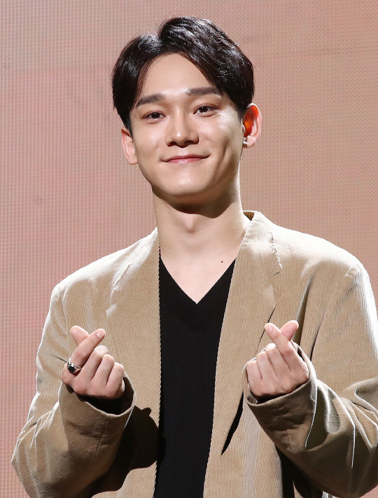 With autumn sensibility, EXO Chen returned to her second mini album, only six months after her first Solo album, April, and Flowers, in April.Its a bit early comeback time, but Chen laughed, saying, I came out soon to repay the love I received.On the 1st, EXO Chens second mini album To Love You was held at Yes24 Live Hall in Gwangjin-gu, Seoul.Chens new album To You, Love features all the songs in the spoken language chain.To you, A fine thou will not wither, I should not be able to hold you, I do not know, Good night. It consists of retro emotional titles.Especially, the title song What do we do is more retro sensibility.The narrative structure and melody that reminds me of the ballads of the 90s are a little rustic, but it contains the maturity of a young man who confesses love.Here, I grafted some unfamiliar genre retro pop: Ive never actually thought about retro pop, Chen said.I accidentally got a good song, and I met the genre in the process of choosing. My taste is not retro.Rather, I was worried that retro was a fashion, so I just followed the fashion. Chen came to bring back the retro pop in return for the love he had received. In this album, I opened up all possibilities and listened to a lot of advice around me.When I was on my first Solo album, I said, I want to do this, and this time I asked, What do you want to do? I have no regrets that I have a much better album than I expected.When asked if there was a message he wanted to convey through this album, Chen replied, Love. He said, I wanted to tell you all the stories about love.I thought that all things such as separation, longing, comfort were love in one word.So I decided to love the album itself, he said. I want everyone to be loved and loved. Regarding the difference with EXO Chen, If I was gorgeous at EXO, I wanted to be honest this time.I thought that I would be more genuinely accepted if I thought about the album production. Chen made his first Solo mini album April, and Flowers in April, seven years after his debut, and swept the spring music chart.In response, Chen said, There was a burden on the love I received last time.I was worried about what to do if the music score dropped compared to that time, but it was dropped over time. Like the last album, the expectation of the first place is not great.Finally, Chen said, I want to be a person who has a good influence as much as a job that is interested in many people. I put my heart to the album that everyone wants to be happy.On the other hand, EXO Chens new album Love You released on the day, along with the title song What to Do with You, A fine you will not wither, I should not be able to hold you, I do not know, Good night and so on.Chens Solo album is world-famous with its comeback and # 1 on the charts of 36 countries in iTunes.EXO Chen releases second mini album To You Love release In April, after the first solo album, I challenged the genre that was unfamiliar in six months, and filled with the feeling of the 90s. I wish everyone was happy.