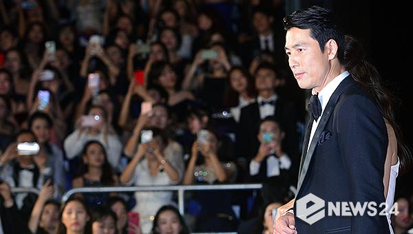 Actor Jung Woo-sung is on the red carpet at the opening ceremony of the 24th Pusan ​​International Film Festival (BIFF) held at the Busan Haeundae District Film Hall on the afternoon of the 3rd.