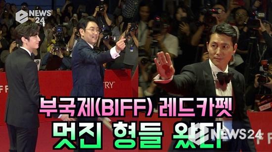 Actor Cho Jin-woong and Jung Woo-sung attended the red carpet event at the opening ceremony of the 24th Busan International Film Festival (BIFF) held at the Busan Haeundae District Film Hall on the afternoon of the 3rd.Video Direction: Kim Ji-hoon PD