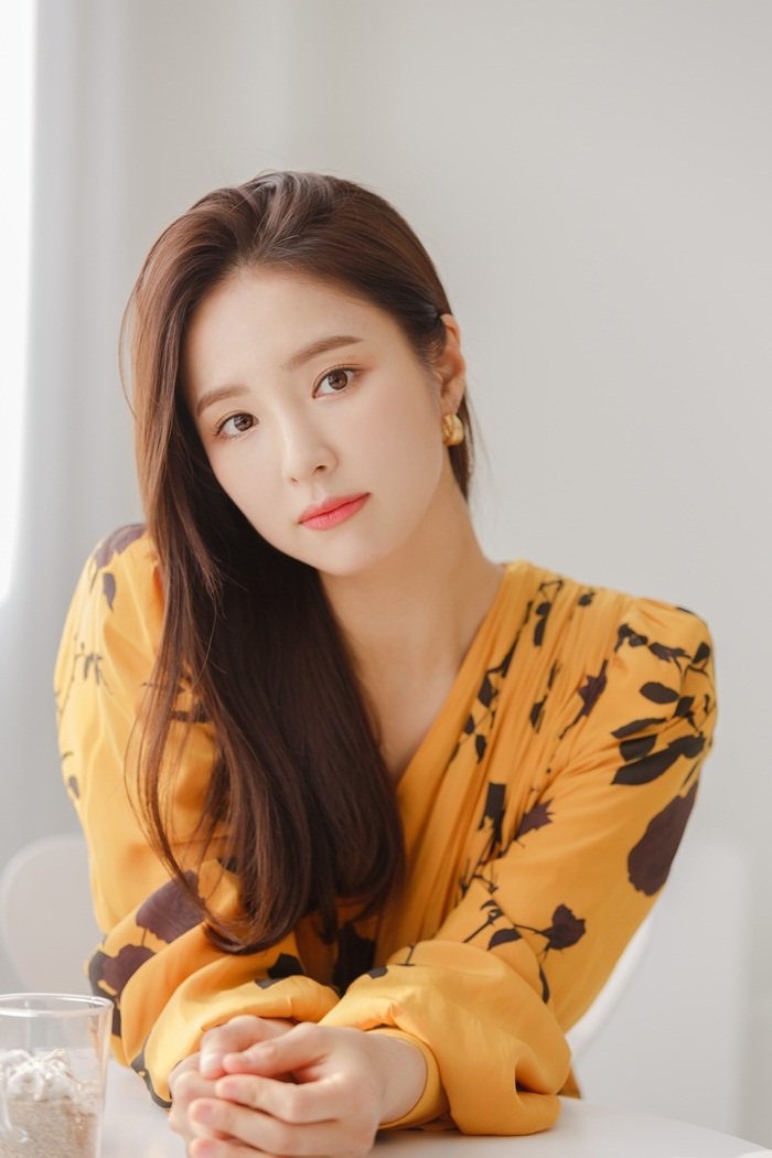 Shin Se-kyung, born in 1990, turned 30 this year, and although he is still in his 20s, he was in his 30s at our age, but he was full of spare time.I do not know the big difference between 29 and 30 years old, he said, expressing satisfaction with his current position.I am now able to balance my life and work, and I will try to live this life in the future.- I finished the new officer Rookie Historian Goo Hae-ryung. It was the first time that I was broadcast that I waited a week without being broadcast immediately after shooting like this.I used to wait with curiosity about how it would come out.- Was he satisfied with the ending? I personally think it is the most happy ending for everyone.Love was a ing, and it was a bit difficult to see the great army living without marriage in the background of that time, but it seems to have ended up finding the most consensus in that era. - The moment I came to appear. Feelings seemed to have met the work I wanted after receiving the script. Feelings scratching itch.So I thought I should do it, I wanted to do it.Director, I was convinced after meeting the artist, but when I saw the script, I received Feelings that I wanted to make sure that I saw the ending twice (the god who runs with a patriarch to play a special poem).- What is important when you look at your work. When you look at your work, you should also see the character, but you should also see the sum.I am thinking about various factors comprehensively, but the character who chose it overall was the independent woman.I ask a lot of questions about whether I choose an independent female character, but when I put together various factors, such results come out.I can not say that my taste is not reflected at all, but I feel pleasure and happiness when I like and express such a work. I was proud of that, and I thought it was innovation, and I thought I would like to have more of this work in the future.The Joseon Dynasty was a difficult time for women to express themselves, acting as Feelings, who replaced the cries of women who lived in those days.I believed in the delicateness of the script and played it, forgetting my fears and focusing on what I wanted to express. I thought I would like to see more of these works in the future. There was also a point that he focused on the romantic part.I have a variety of stories; I think its not my right to judge what is in the story and whether it is.I think that it is one of the satisfactory and precious aspects that have embraced and carried out this aspect and the surrounding people.It is important for Rookie Historian Goo Hae-ryung to achieve his accomplishments as a cadet, but I think that the growth of the person can be drawn enough in the process of loving. Rookie Historian Goo Hae-ryung and the synchro rate of actual appearance. There are many similarities and many things I want to resemble.The flames in the mind are similar, but they are socialized, so they often can not be done like Rookie Historian Goo Hae-ryung.So there were many gods who felt Qatarsis personally while acting: All the moves of Rookie Historian Goo Hae-ryung are not unconventional for that era.I thought it was a gem because I had a lot of knee-knee to live in today. I am worried about my brother who is leaving the palace like a jungle.But Na Hae-ryung was impressed by the line, saying: I envied my brother for a lifetime, Ive wanted to live as a useful human being.>>[Interview 2]