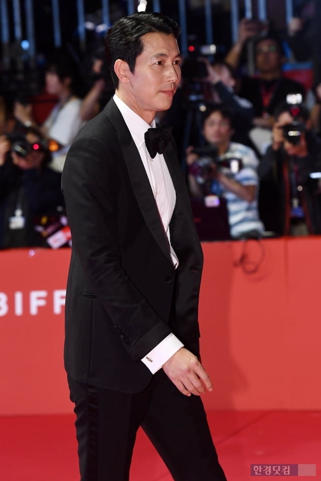 Actor Jung Woo-sung is taking his step to attend the 24th Busan International Film Festival red carpet event held at the Busan Udon Film Hall on the afternoon of the 3rd.