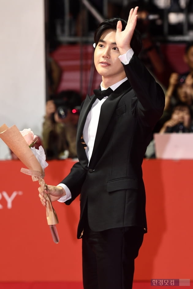 Group EXO Suho is taking steps to attend the 24th Busan International Film Festival red carpet event held at the Udong Film Hall in Busan Metropolitan City on the afternoon of the 3rd.