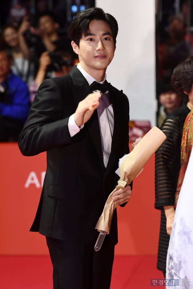 Group EXO Suho is taking steps to attend the 24th Busan International Film Festival red carpet event held at the Busan Udon Film Hall on the afternoon of the 3rd.