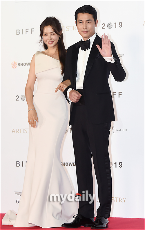 Actor Lee Ha-nui and Jung Woo-sung attend the red carpet photo wall event at the opening ceremony of the 24th Busan International Film Festival (BIFF) held at the Udong Film Hall in Busan on the afternoon of the 3rd.