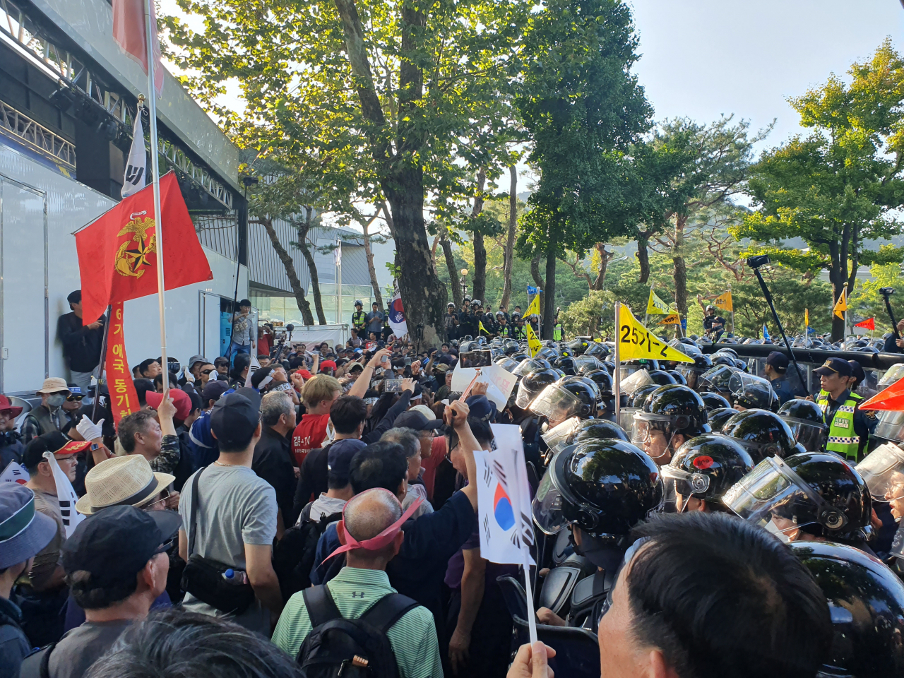 [속보] 3일 광화문 일부 시위대.. 靑 행진하다 경찰과 '대치' | 인스티즈