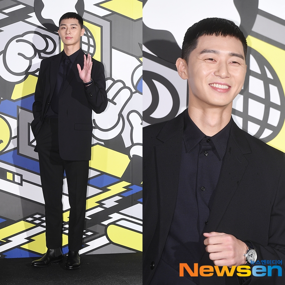 Actor Park Seo-joon has a photo time at the photo wall to commemorate the opening of a brand pop-up store in Seoul Yongsan District Hannam-dong on the afternoon of October 2.useful stock