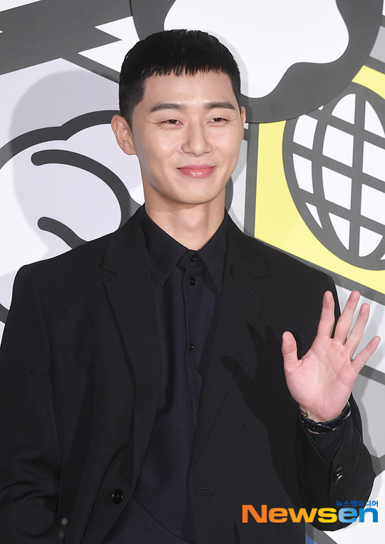 Park Seo-joon was cast in the next film, Dream (Gase), directed by Extreme Job Lee Byung-hun.The film Dream (director Lee Byung-hun) is a special player who has caught the first ball in his life with the soccer player Hongdae (Park Seo-joon) who is in the biggest crisis of his career (?) It is a delightful drama depicting the challenge of a national team players homeless World Cup.Director Lee Byung-hun captured the audience with a comedy film Twenty, which depicts the story of three 20-year-old friends of the blood royal family in 2014, Mobilizing more than 3 million viewers and Lee Byung-hun ticket comedy.In January of this year, Lee Byung-hun not only became the most notable director in Chungmuro, the box office of the past, with the comic rhetoric Extreme Job, which attracted 16 million viewers, but also gained a position as a witty ambassador and sensual director in the JTBC drama Meloga Constitution.Actor Park Seo-joon, who will work with Lee Byung-hun through Dream, plays the role of Yoondae, a soccer player who is being disciplined by unexpected events.Park Seo-joons casting, which will take over the manager of the improvised soccer team and will show various emotions and the growth process of the characters with unique charm, added to the trust of the movie.It is scheduled to crank in 2020.pear hyo-ju
