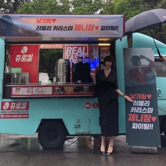 Kim Sun-a boasted the loyalty of the members of Celebritys private group Friendly.Kim Sun-a said on his instagram on October 3, Yesterday when it rained.Thank you for the support of your beloved familiar family, and released Coffee or Tea, which was sent by Celebritys private group Familiarity .Kim Sun-a also tagged Son Hyun-joo, Ko Chang-seok, Ma Dong-Seok, Yu Hae-jin, Jang Hyuk, BoA and Choi Min-ho to convey their infinite affection for familiarity.pear hyo-ju