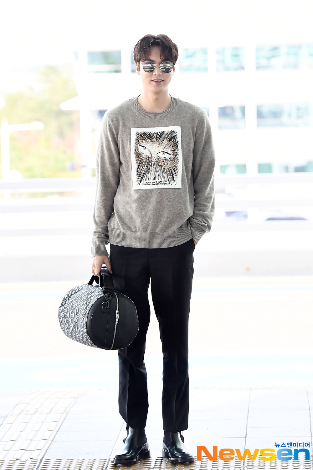 Actor Lee Min-ho (LEE MIN HO) left for Indonesia Bali, a magazine photo shoot car, on October 3 at the Incheon International Airport in Unseo-dong, Jung-gu, Incheon.Actor Lee Min-ho (LEE MIN HO) is leaving for Bali, Indonesia, showing off his airport fashion.exponential earthquake