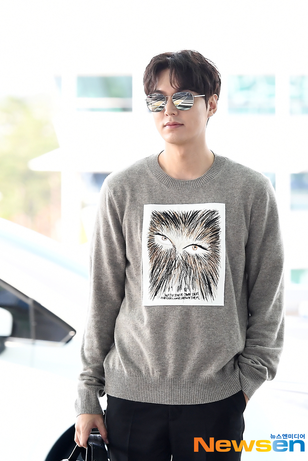 Actor Lee Min-ho (LEE MIN HO) departed for Indonesia Bali, a magazine photo shoot car, via the Incheon International Airport in Unseo-dong, Jung-gu, Incheon, on the afternoon of October 3.Actor Lee Min-ho (LEE MIN HO) is leaving for Indonesia Bali, showing off airport fashion.exponential earthquake