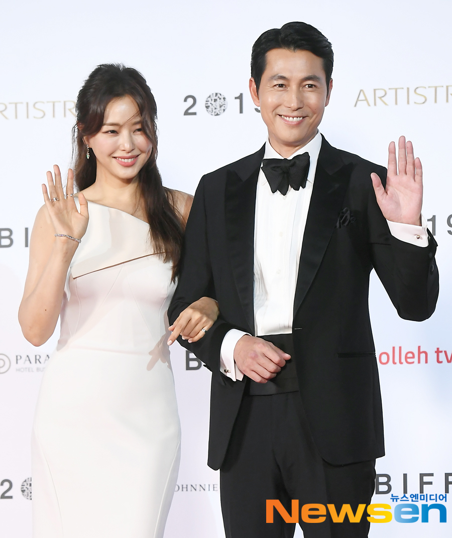 The 24th Pusan ​​International Film Festival Opening Ceremony Red Carpet and Photo Wall were held at the Haeundae-gu Film Hall in Busan on October 3rd.Lee Ha-nui, Jung Woo-sung, was present on the day.Jung Yu-jin