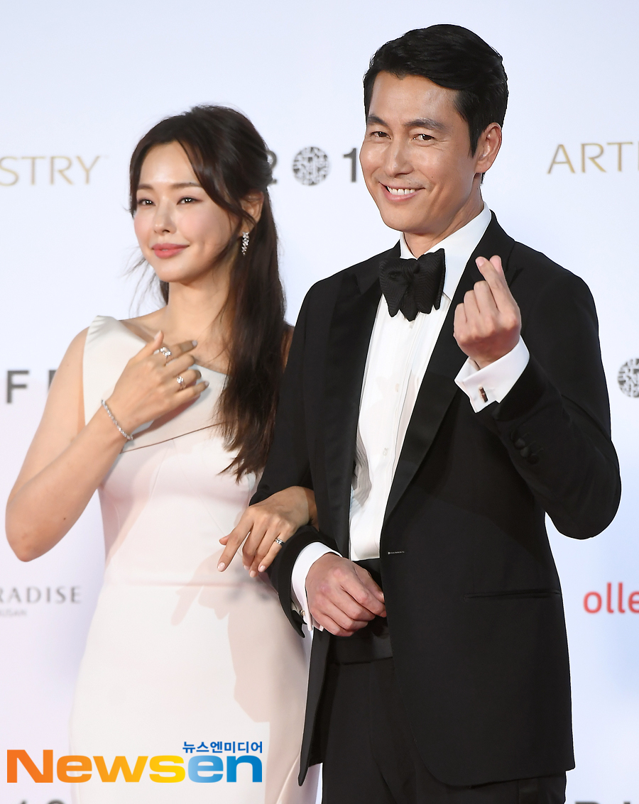 Red Carpet and Photo Wall at the 24th Pusan ​​International Film Festival opened at the Busan Haeundae District Film Hall on the afternoon of October 3.Lee Ha-nui Jung Woo-sung attended the day.Jung Yu-jin