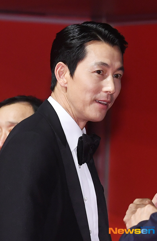 Actor Jung Woo-sung attends the red carpet and photo wall at the 24th Pusan ​​International Film Festival (BIFF) opening ceremony at the Busan Haeundae District Film Hall on October 3, afternoon.useful stock