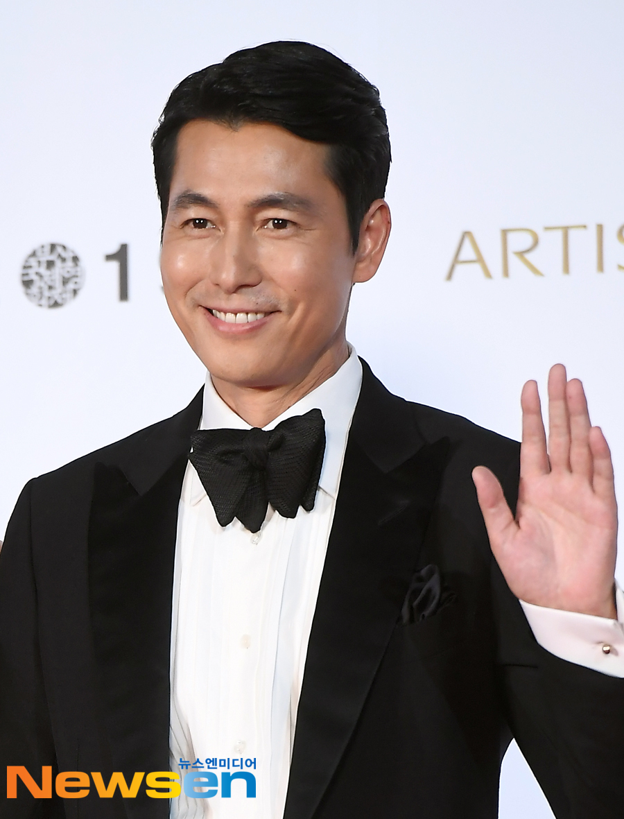 Red Carpet and Photo Wall at the 24th Pusan ​​International Film Festival opened at the Busan Haeundae District Film Hall on the afternoon of October 3.Jung Woo-sung attended the ceremony.Jung Yu-jin