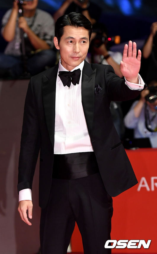 The Red Carpet event was held at the Busan Haeundae District Film Hall on the afternoon of the 3rd at the opening ceremony of the 24th Busan International Film Festival (BIFF).Actor Jung Woo-sung is attending and stepping on Red Carpet.