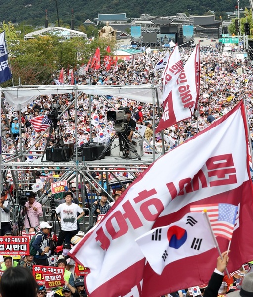 3일 서울 광화문광장에서 문재인하야범국민투쟁본부의 ‘文대통령 하야’ 범국민 투쟁대회가 열리고 있다. 연합뉴스