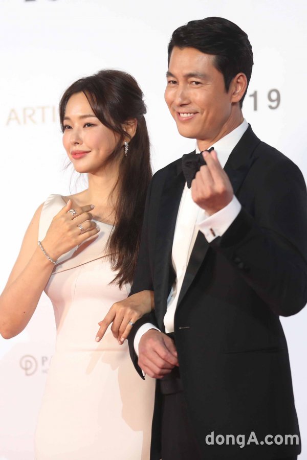 Opening Ceremony Actor Jung Woo-sung and Lee Ha-nui host Linda Ronstadt.This year, the Busan International Film Festival (BIFF) invited 303 films from 85 countries, including its opening film The Horse Thieves: The Way to Time.The festival was held in the city of Busan for ten days from March 3 to 12.