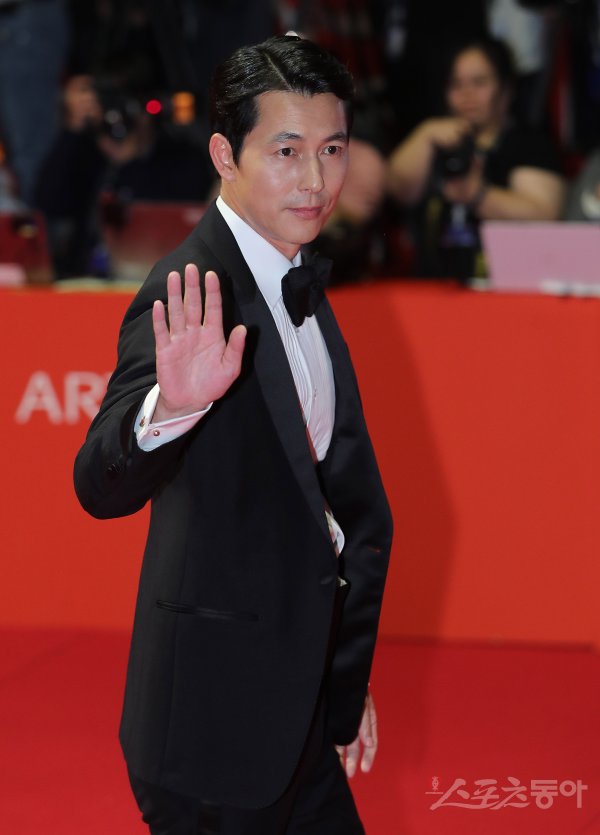 Actor Jung Woo-sung attends the opening ceremony of the 24th Busan International Film Festival (BIFF) held at the Busan Haeundae-gu Film Hall on the 3rd and is stepping on the red carpet.The Busan International Film Festival will screen 303 works from 85 countries at 37 theaters in six Busan theaters starting from the screening of the opening film, Kazakhstan director E. Rannurukambetovs work, The Way of Horse Thieves, Time.