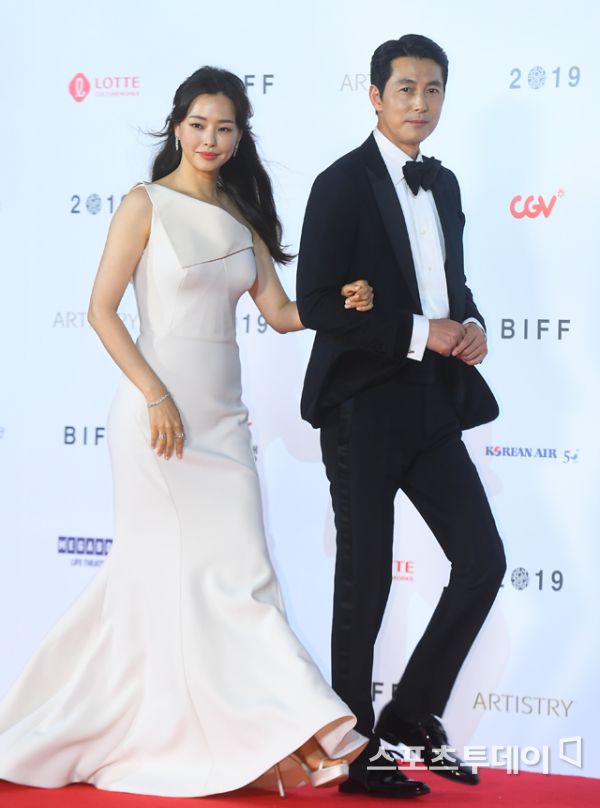 The Red Carpet event was held at the Haeundae District Film Hall in Busan Metropolitan City on the afternoon of the 3rd at the opening ceremony of the 24th Busan International Film Festival.Actor Lee Ha-nui and Jung Woo-sung, who attended the opening ceremony, are stepping on Red Carpet.At the opening ceremony of the BIFF, which was played by Actor Lee Ha-nui and Jung Woo-sung as MCs, Actor Kwon Hae-hyo, Lee Dong-hwi, Ryu Seung-ryong, Jin Seon-gyu, Gong Yeo-jeong, Park Myung-hoon, Jang Hye-jin, Tae In-ho, Kim Jun-myeon (EXO guardian), Kim Ji-mi, Seo Ji-seok, Lee Yeol-eum, Kim Bo-sung, Moon Sung-geun, Kim Kyu-joo, Kim Kyu-ri, Cho Jung-hwa Kwon Yoo Bae-nam, Son Eun-seo, Lee Eun-seong, Kim Ui-seong, Chun Woo-hee, Yoo Tae-oh, Jeon Seok-ho, Lee Jun-hyuk, Yeom Hye-ran, Lee Joo-young, Lee Jung-ae, Jung Ha-dam, Eugene Cheetah, Baek Jin-young (Gods Seven Jin Young), and film director Lim Kwon-taek, Jung Il-sung, Bongmandae, Lee Byung-hun, Lee Jang-ho, Lee Jang-geun, Jeon Gye-su, Lee Sang-geun, Jeong Gye-geun, and Lee Sang-geun, Jung Woo will attend the event.BIFF will be held from October 3 to 12 at the Haeundae District Film Hall, Nampo-dong, Jung-gu, and Busan Citizens Park. 303 films invited from 85 countries around the world will be introduced.2019.10.03