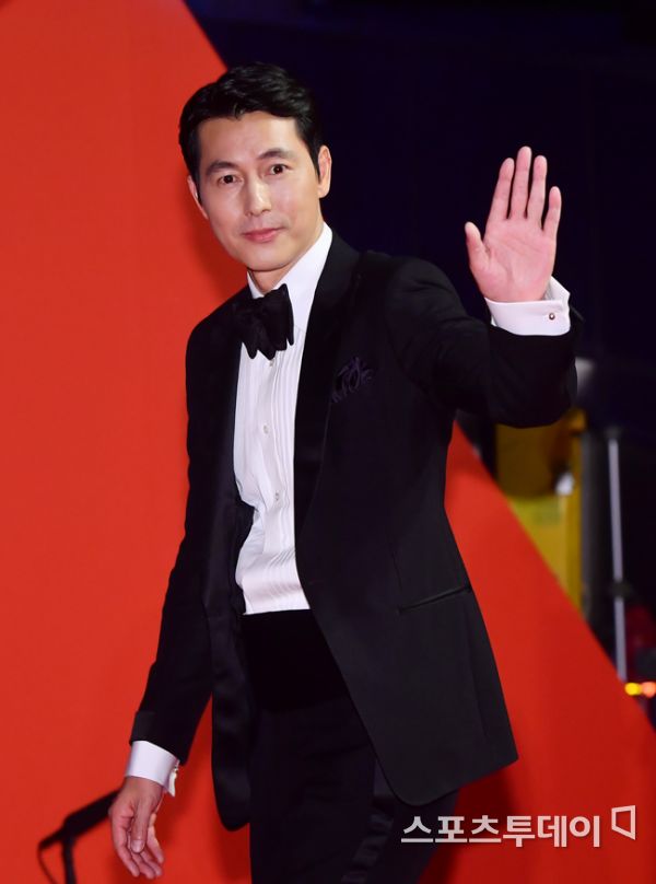 The Red Carpet event was held at the Haeundae District Film Hall in Busan Metropolitan City on the afternoon of the 3rd at the opening ceremony of the 24th Busan International Film Festival (hereinafter referred to as BIFF, Busan International Film Festival).Actor Jung Woo-sung, who attended the opening ceremony of the BIFF, is stepping on the Red Carpet.At the opening ceremony of the BIFF, which was played by Actor Lee and Jung Woo-sung, MC, Actor Kwon Hae-hyo, Lee Dong-hwi, Ryu Seung-ryong, Jin Seon-gyu, Gong Yeo-jeong, Park Myung-hoon, Jang Hye-jin, Tae In-ho, Kim Jun-myeon (Exo Suho), Kim Ji-mi, Seo Ji-seok, Lee Yeol-eum, Kim Sook-sung, Moon Sung-geun, Kim Kyu- Lee Jung-hyun, Kim Ui-seong, Chun Woo-hee, Yoo Tae-oh, Jeon Seok-ho, Lee Joon-hyuk, Yeom Hye-ran, Lee Joo-young, Lee Jung-ae, Jung Ha-dam, Eugene Cheetah, Baek Zin-young (Gods Seven Jin Young), film director Lim Kwon-taek, Jeong Il-sung, Bongmandae, Lee Byung-hun, Lee Jang-ho, Lee Jang-geun, Jeon Gye-su, Lee Sang-geun, Jeong Gye-geun, Jeong Jeong Jeong Jeong Jeong Jeong-woo, and others will attend the event.BIFF will be held from October 3 to 12 at the Haeundae District Film Hall, Nampo-dong, Jung-gu, and Busan Citizens Park. 303 films invited from 85 countries around the world will be introduced.2019.10.03.