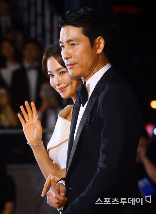 The Busan International Film Festival opened for ten days.On the afternoon of the 3rd, the opening ceremony of the 24th Busan International Film Festival was held at the Busan Haeundae-gu Film Hall with the actor Jung Woo-sung and the progress of the following.On this day, Jung Woo-sung expressed his condolences to the flood victims who were affected by the 18th Typhoon Meatak.I welcome you to the 24th Busan International Film Festival, Asias best film festival, he said. I am saddened by the damage caused by Typhoon.I will give deep condolences to the victims, he said.The opening celebration Calas followed the message of the Busan International Film Festival to embrace diversity for all discrimination in the world.Myanmar Karen refugee girl Wan Yihwa, violinist Brook KIM of the Soyang Nursery School, Ansan Cultural Foundation Hello ?!London Philharmonic Orchestra , Busan City Boys and Girls Choir, and Gimhae Cultural Foundation Globot Choir performed impressive performances with I want a house .This years Busan Film Festival has a new icon section that showcases new works of masters of this era, regardless of Asia, Europe, and Africa.Meanwhile, the film festival, which will be held from March 3 to 12, is the opening film of Kazakhstan director Yulan Nurmu Kambetovs work The Horse Thieves, the Way of Time.It is a western drama that takes place when his son meets a horse thief again after his father, who loves his family, was killed by a horse thief.Starting with the opening film, Yoon Hee will show 303 works from 85 countries at 37 theaters in Busan 6 theaters until the 12th.