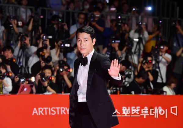 The Red Carpet event was held at the Haeundae District Film Hall in Busan Metropolitan City on the afternoon of the 3rd at the opening ceremony of the 24th Busan International Film Festival (hereinafter referred to as BIFF, Busan International Film Festival).Actor Jung Woo-sung, who attended the opening ceremony of the BIFF, is stepping on the Red Carpet.At the opening ceremony of the BIFF, which was played by Actor Lee and Jung Woo-sung, MC, Actor Kwon Hae-hyo, Lee Dong-hwi, Ryu Seung-ryong, Jin Seon-gyu, Gong Yeo-jeong, Park Myung-hoon, Jang Hye-jin, Tae In-ho, Kim Jun-myeon (Exo Suho), Kim Ji-mi, Seo Ji-seok, Lee Yeol-eum, Kim Sook-sung, Moon Sung-geun, Kim Kyu- Lee Jung-hyun, Kim Ui-seong, Chun Woo-hee, Yoo Tae-oh, Jeon Seok-ho, Lee Joon-hyuk, Yeom Hye-ran, Lee Joo-young, Lee Jung-ae, Jung Ha-dam, Eugene Cheetah, Baek Zin-young (Gods Seven Jin Young), film director Lim Kwon-taek, Jeong Il-sung, Bongmandae, Lee Byung-hun, Lee Jang-ho, Lee Jang-geun, Jeon Gye-su, Lee Sang-geun, Jeong Gye-geun, Jeong Jeong Jeong Jeong Jeong Jeong-woo, and others will attend the event.BIFF will be held from October 3 to 12 at the Haeundae District Film Hall, Nampo-dong, Jung-gu, and Busan Citizens Park. 303 films invited from 85 countries around the world will be introduced.2019.10.03.
