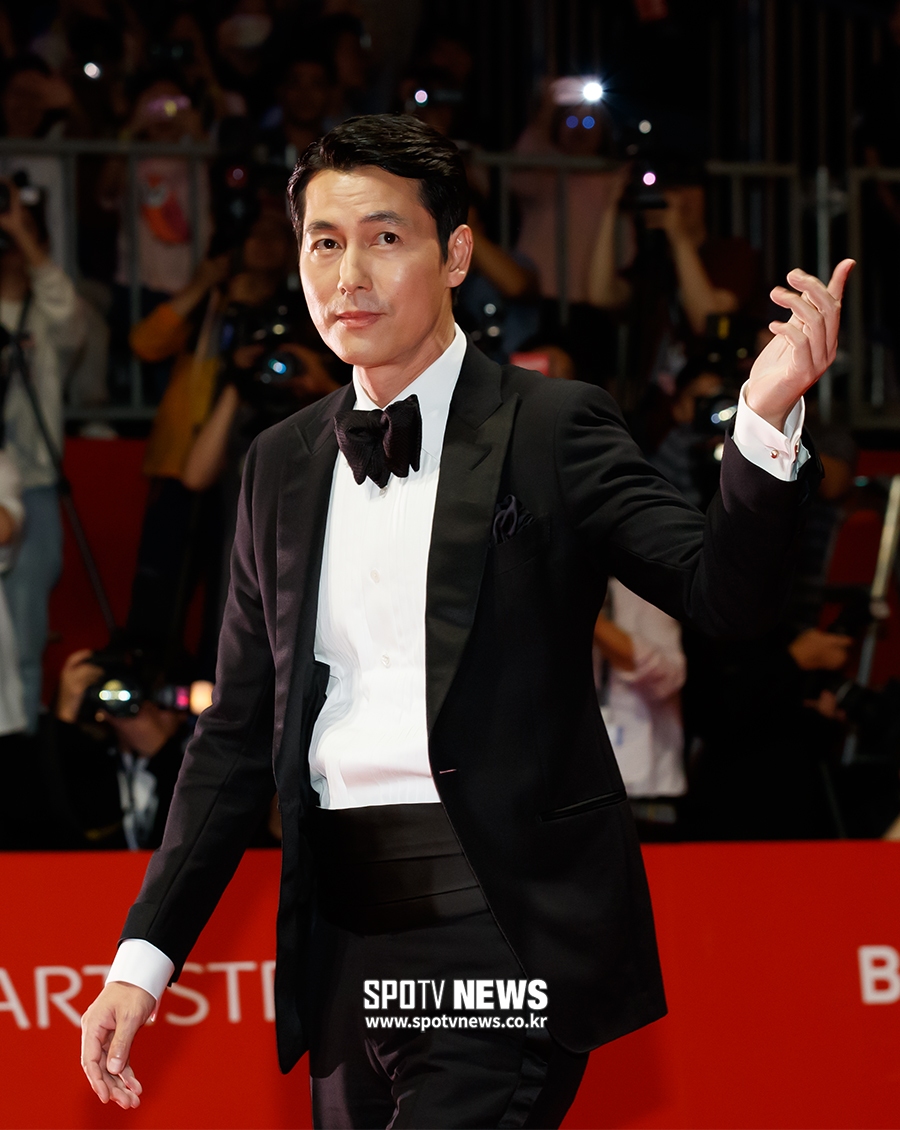 I would like to express my deepest consolation to the Victims.Jung Woo-sung, the host of the 24th Busan International Film Festival opening ceremony, expressed his condolences to the citizens affected by Typhoon.Actor Jung Woo-sung and Lee Sang-soo took charge of the opening ceremony of the 24th Busan International Film Festival at the Udong Film Hall in Haeundae-gu, Busan on the afternoon of the 3rd.Jung Woo-sung announced the beginning of the festival after welcoming the introduction and saying, We welcome you to the 24th Busan International Film Festival, Asias best film festival.I am sorry for the damage caused by Typhoon, he added in a low voice. I will give my deepest condolences to Victims.Several damage has been caused by the impact of the 18th Typhoon Meatak, which recently hit the southern region.The 24th Busan International Film Festival also had a busy time preparing measures such as canceling the eve event on the 2nd and borrowing alternative KTX in preparation for the flight cancellation.Fortunately, from the morning of the 3rd, the opening ceremony of the festival could be held safely from the influence of Typhoon.The 24th Busan International Film Festival will be held until the 12th, with the opening film of the Kazakhstan-Japan joint film The Horse Thieves, the Way of Time, featuring 303 films from 85 countries around the world.The closing film is To Yoon Hee directed by Lim Dae-hyung, starring Kim Hee-ae.=Busan,
