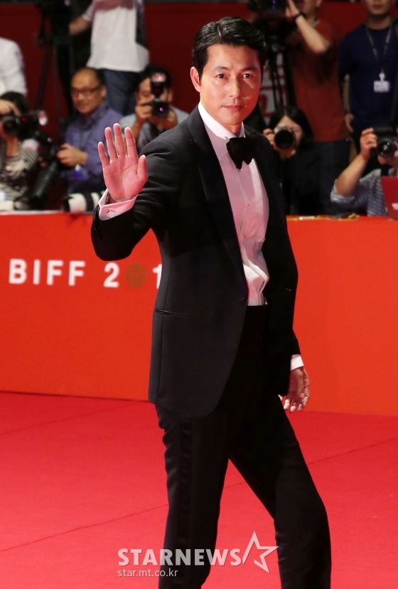 Actor Jung Woo-sung offered consolation to Typhoon Victims at the opening ceremony of the Busan International Film Festival.The opening ceremony of the 24th Busan International Film Festival was held at the Busan Haeundae-gu Film Hall at 7 pm on March 3.Jung Woo-sung, who took the stage with the opening ceremony on the day, gave a greeting before the opening ceremony.Jung Woo-sung said, I am hearing the sad news of those who have suffered from Typhoon. First of all, I give deep comfort and Cheering to Typhoon Victims.Meanwhile, the 24th Busan International Film Festival will be held in Busan for 10 days starting on March 3.At this festival, 150 of the 303 films (World Premier 120 and International Premiere 30) will be released to Korea for the first time through this years film festival.