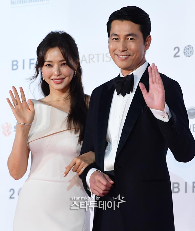 The 24th Busan International Film Festival (BIFF) will be held in the Busan area for 10 days from 3 to 12.Actor Jung Woo-sung attends the red carpet event at the Busan International Film Festival opening ceremony held at the movie hall on the afternoon of the 3rd.The opening ceremony was hosted by Actor Jung Woo-sung and Lee Ha-nui.
