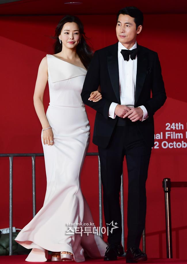 The 24th Busan International Film Festival (BIFF) will be held in Busan for 10 days from March 3 to 12.Actor Jung Woo-sung and Lee Sang-soo are attending the Red Carpet event at the opening ceremony of the Pusan ​​International Film Festival held at the movie hall on the afternoon of the 3rd.The opening ceremony was hosted by Actors Jung Woo-sung and Lee Ha-nui.