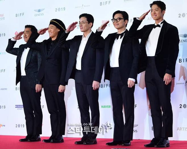 The Busan Film Festival has begun a 10-day voyage for a re-take.The 24th Busan International Film Festival opening ceremony was held at the Haeundae-gu Film Hall in Busan on March 3.Actor Jung Woo-sung Lee Ha-nui took over the society.Prior to the opening ceremony, Lee Byung-hun, director of the 10 million movie Extreme Jobs, Actor Ryu Seung-ryong, Jin Sun-kyu, Lee Dong-hwi, and Lee Sang-geun and director Jung Yoon-seok of Exit were on the Red Carpet.Actor Cho Yeo-jung and Park Myung-hoon of the 10 million movie Parasite directed by Bong Joon-ho also shined Red Carpet.Director Jung Ji-woo and Actor Jeong Hae-in of the Music Album of Yu-Yeol, Lee Yu-young Kang Shin-il, the main character of the House Story, Jang Hye-jin Tae In-ho of Nina Nana, and Lee Ju-young, Lee Jun-hyuk and Yeom Hye-ran of Baseball Girl.Macau Film Festival Ambassador EXO member guardian, Actor Son Hyun-joo Seo Ji-seok Lee Yeol-eum Lee Jung-hyun Kwon Jung-woong Kim Kyu-ri, Uhm Jung-hwa, Bae Jeong-nam Chun Woo-hee and others stood on Red Carpet.Director Jeong Il-sung, the main character of the Korean Film Retrospective, and Actor Kim Ji-mi, the special program Do You Know Kim Ji-mi, also visited the Busan Film Festival and started the festival.The opening ceremony was held at the opening ceremony of Myanmar Karen refugee girl Wan Yi Hwa, Soyang Nursery Schools Soyang Rainbow London Philharmonic Orchestra, violinist Brook Kim, Ansan Cultural Foundation Hello?!London Philharmonic Orchestra, Busan City Boys and Girls Choir, and Gimhae Cultural Foundation Global Choir.Soon after, the opening ceremony was opened with the narration of Jung Woo-sung and Lee Ha-nui.We are hearing news of the unfortunate damage caused by the typhoon, and we sincerely hope that there will be no more damage and announce the opening of the festival, said Jung Woo-sung, who was the host of the opening ceremony.Lee Ha-nui said, I meant to oppose all discrimination in the world, such as sex, religion, and race, and to pursue diversity.Hirokazu Koreeda was named the main character of the Asian film of the year at the opening ceremony. Hirokazu Koreeda, who failed to attend the opening ceremony, delivered his impressions through the video.Hirokazu Koreeda said, I am deeply grateful for the Asian film of the year.The Busan International Film Festival is a very special film festival that has been a colleague of my film work. It is more honorable to receive this award. The opening film is the horse thieves of Kazakhstan director Ran Nurmukhambetov, who won the New Currents Award for Nutrage at the Busan International Film Festival in 2015.The Way of Time.The 24th Busan International Film Festival will be held in Busan Haeundae from March 3 to 12.This years Busan Film Festival is available with 299 films from 85 countries.The closing film was selected as the closing film by director Lim Dae-hyung, who received the Net Pack Award in the New Currents category in 2016 for Mary Christmas Mr. Mo.