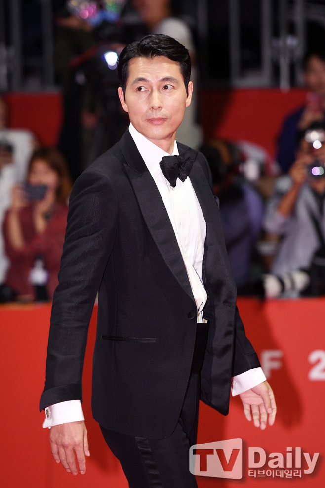 The Red Carpet event was held at the Haeundae District Film Hall in Busan Metropolitan City on the afternoon of the 3rd at the opening ceremony of the 24th Busan International Film Festival (hereinafter referred to as BIFF, Busan International Film Festival).Actor Jung Woo-sung, who attended the opening ceremony of the BIFF, is stepping on the Red Carpet.At the opening ceremony of the BIFF, which was played by Actor Lee and Jung Woo-sung, MC, Actor Kwon Hae-hyo, Lee Dong-hwi, Ryu Seung-ryong, Jin Seon-gyu, Gong Yeo-jeong, Park Myung-hoon, Jang Hye-jin, Tae In-ho, Kim Jun-myeon (Exo Suho), Kim Ji-mi, Seo Ji-seok, Lee Yeol-eum, Kim Sook-sung, Moon Sung-geun, Kim Kyu- Lee Jung-hyun, Kim Ui-seong, Chun Woo-hee, Yoo Tae-oh, Jeon Seok-ho, Lee Joon-hyuk, Yeom Hye-ran, Lee Joo-young, Lee Jung-ae, Jung Ha-dam, Eugene Cheetah, Baek Zin-young (Gods Seven Jin Young), film director Lim Kwon-taek, Jeong Il-sung, Bongmandae, Lee Byung-hun, Lee Jang-ho, Lee Jang-geun, Jeon Gye-su, Lee Sang-geun, Jeong Gye-geun, Jeong Jeong Jeong Jeong Jeong Jeong-woo, and others will attend the event.BIFF will be held from October 3 to 12 at the Haeundae District Film Hall, Nampo-dong, Jung-gu, and Busan Citizens Park. 303 films invited from 85 countries around the world will be introduced.24th Busan International Film Festival opening ceremony Red Carpet