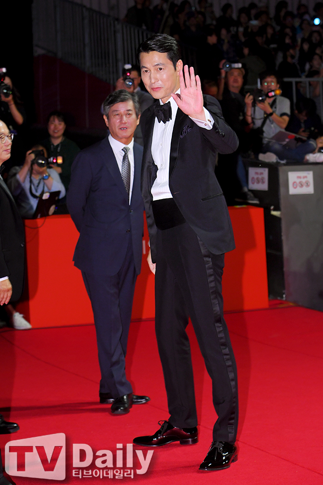 The Red Carpet event was held at the Haeundae District Film Hall in Busan Metropolitan City on the afternoon of the 3rd at the opening ceremony of the 24th Busan International Film Festival (hereinafter referred to as BIFF, Busan International Film Festival).Actor Jung Woo-sung, who attended the opening ceremony of the BIFF, is stepping on the Red Carpet.At the opening ceremony of the BIFF, which was played by Actor Lee and Jung Woo-sung, MC, Actor Kwon Hae-hyo, Lee Dong-hwi, Ryu Seung-ryong, Jin Seon-gyu, Gong Yeo-jeong, Park Myung-hoon, Jang Hye-jin, Tae In-ho, Kim Jun-myeon (Exo Suho), Kim Ji-mi, Seo Ji-seok, Lee Yeol-eum, Kim Sook-sung, Moon Sung-geun, Kim Kyu- Lee Jung-hyun, Kim Ui-seong, Chun Woo-hee, Yoo Tae-oh, Jeon Seok-ho, Lee Joon-hyuk, Yeom Hye-ran, Lee Joo-young, Lee Jung-ae, Jung Ha-dam, Eugene Cheetah, Baek Zin-young (Gods Seven Jin Young), film director Lim Kwon-taek, Jeong Il-sung, Bongmandae, Lee Byung-hun, Lee Jang-ho, Lee Jang-geun, Jeon Gye-su, Lee Sang-geun, Jeong Gye-geun, Jeong Jeong Jeong Jeong Jeong Jeong-woo, and others will attend the event.BIFF will be held from October 3 to 12 at the Haeundae District Film Hall, Nampo-dong, Jung-gu, and Busan Citizens Park. 303 films invited from 85 countries around the world will be introduced.24th Busan International Film Festival opening ceremony
