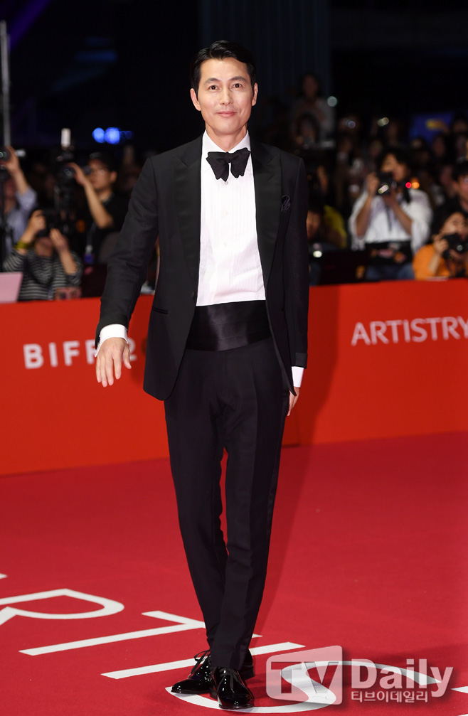 The Red Carpet event was held at the Haeundae District Film Hall in Busan Metropolitan City on the afternoon of the 3rd at the opening ceremony of the 24th Busan International Film Festival (hereinafter referred to as BIFF, Busan International Film Festival).Actor Jung Woo-sung, who attended the opening ceremony of the BIFF, is stepping on the Red Carpet.At the opening ceremony of the BIFF, which was played by Actor Lee and Jung Woo-sung, MC, Actor Kwon Hae-hyo, Lee Dong-hwi, Ryu Seung-ryong, Jin Seon-gyu, Gong Yeo-jeong, Park Myung-hoon, Jang Hye-jin, Tae In-ho, Kim Jun-myeon (Exo Suho), Kim Ji-mi, Seo Ji-seok, Lee Yeol-eum, Kim Sook-sung, Moon Sung-geun, Kim Kyu- Lee Jung-hyun, Kim Ui-seong, Chun Woo-hee, Yoo Tae-oh, Jeon Seok-ho, Lee Joon-hyuk, Yeom Hye-ran, Lee Joo-young, Lee Jung-ae, Jung Ha-dam, Eugene Cheetah, Baek Zin-young (Gods Seven Jin Young), film director Lim Kwon-taek, Jeong Il-sung, Bongmandae, Lee Byung-hun, Lee Jang-ho, Lee Jang-geun, Jeon Gye-su, Lee Sang-geun, Jeong Gye-geun, Jeong Jeong Jeong Jeong Jeong Jeong-woo, and others will attend the event.BIFF will be held from October 3 to 12 at the Haeundae District Film Hall, Nampo-dong, Jung-gu, and Busan Citizens Park. 303 films invited from 85 countries around the world will be introduced.24th Busan International Film Festival opening ceremony Red Carpet
