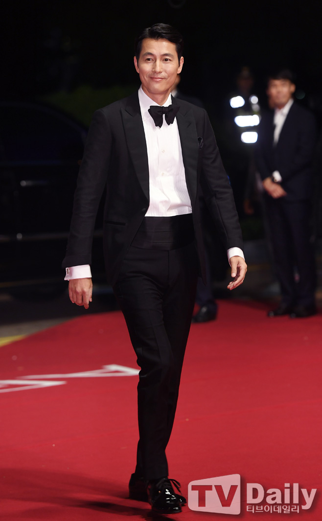 The Red Carpet event was held at the Haeundae District Film Hall in Busan Metropolitan City on the afternoon of the 3rd at the opening ceremony of the 24th Busan International Film Festival (hereinafter referred to as BIFF, Busan International Film Festival).Actor Jung Woo-sung, who attended the opening ceremony of the BIFF, is stepping on the Red Carpet.At the opening ceremony of the BIFF, which was played by Actor Lee and Jung Woo-sung, MC, Actor Kwon Hae-hyo, Lee Dong-hwi, Ryu Seung-ryong, Jin Seon-gyu, Gong Yeo-jeong, Park Myung-hoon, Jang Hye-jin, Tae In-ho, Kim Jun-myeon (Exo Suho), Kim Ji-mi, Seo Ji-seok, Lee Yeol-eum, Kim Sook-sung, Moon Sung-geun, Kim Kyu- Lee Jung-hyun, Kim Ui-seong, Chun Woo-hee, Yoo Tae-oh, Jeon Seok-ho, Lee Joon-hyuk, Yeom Hye-ran, Lee Joo-young, Lee Jung-ae, Jung Ha-dam, Eugene Cheetah, Baek Zin-young (Gods Seven Jin Young), film director Lim Kwon-taek, Jeong Il-sung, Bongmandae, Lee Byung-hun, Lee Jang-ho, Lee Jang-geun, Jeon Gye-su, Lee Sang-geun, Jeong Gye-geun, Jeong Jeong Jeong Jeong Jeong Jeong-woo, and others will attend the event.BIFF will be held from October 3 to 12 at the Haeundae District Film Hall, Nampo-dong, Jung-gu, and Busan Citizens Park. 303 films invited from 85 countries around the world will be introduced.24th Busan International Film Festival opening ceremony Red Carpet