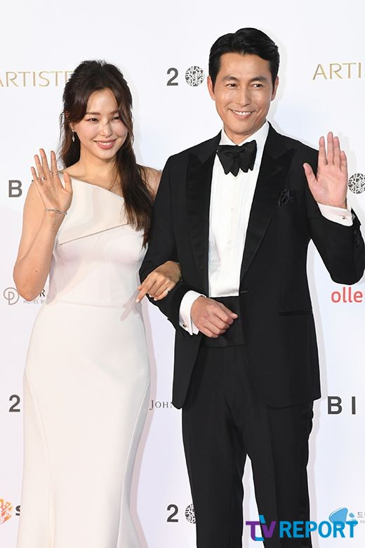 Actor Lee Ha-nui and Jung Woo-sung pose at the opening ceremony of the 24th Busan International Film Festival held at the Udong Film Hall in Haeundae-gu, Busan on the afternoon of the 3rd.The 24th Busan International Film Festival-BIFF 2019 is a film festival designed to develop Busan, the birthplace of Korean films, from the central focus of video culture to a cultural and artistic breakdown suitable for the local autonomy era.