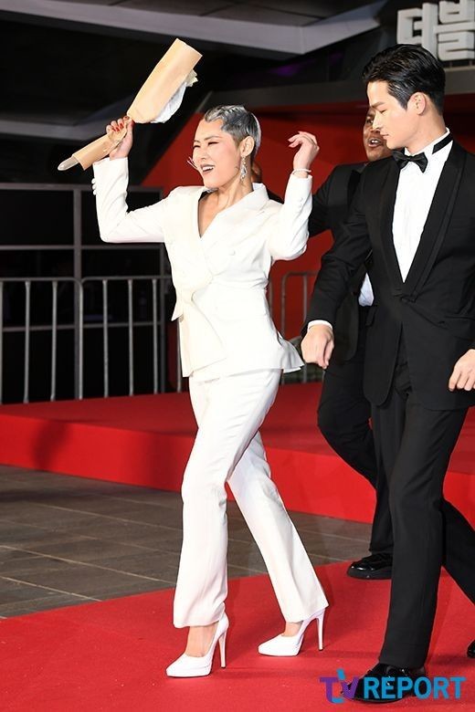 From Lee Ha-nui, who chose simple white tone dress, to Jung Woo-sung, who showed a neat suit, many stars also shone at the Busan International Film Festival Red Carpet in colorful costumes this year.The opening ceremony and Red Carpet event of the 24th Busan International Film Festival were held at the outdoor theater of Busan Haeundae-gu Film Hall on the 3rd.Lee Ha-nui, who was in charge of the opening ceremony MC on the day, picked a white dress with a large front folded, adding grace by wearing a half-bundled wave hair.Kim Se-yeon, who won the 2019 Miss Korea Jean, boasted a slender figure with a long dress mixed with white and silver.Chun Woo-hee showed a neat yet sophisticated atmosphere through White Dress with thick straps.Lim Yoon-ah appeared in a yellow dress and gained a warm reception from the crowd, captivating her with gold earrings and ribbon decorations on the shoulders of Dress.The two-row notes were black from head to toe, with black hair and black mini-dresses that made her feel urban, and Eugene also wore a black dress that accentuated her shoulder line.There are also stars who have caught the eye with a clear-cut dress: Kim Gyu-ri and Cho Yeo-jeong, the main characters.Kim Gyu-ri was a white and nude-toned dress, with Cho Yeo-jeong showing a calm pink dress; both highlighted their slender figure.Kim Eun-young (Cheetah) Choices the suit, not Dress.Kim Eun-young, who stood in Red Carpet wearing a simple suit of a white series, gave a chic mood with a relaxed smile.Most of the actors were on the Red Carpet in black suits.Jung Woo-sung, Park Jin-young, Cho Jung-seok, Kim Jun-myeon (guard), and Jeong Hae-in, who are holding the opening ceremony with Lee Ha-nui, showed Shuts Jungseok wearing a white shirt and black suit and a bow tie on his neck.Cho Jin-woong chose Choices, which gave points with a unique pattern.