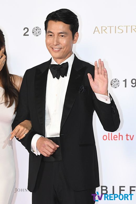 Actor Jung Woo-sung poses at the opening ceremony of the 24th Busan International Film Festival held at the Udong Film Hall in Busan Haeundae District on the afternoon of the 3rd.The 24th Busan International Film Festival-BIFF 2019 is a film festival designed to develop Busan, the birthplace of Korean films, from the central focus of video culture to a cultural and artistic breakdown suitable for the local autonomy era.
