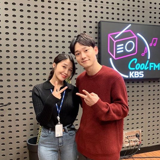 Apink Jung Eun-ji and EXO Chen have released warmly certified photos.On the 3rd, KBS Cool FM Jung Eun-jis Song Plaza official Instagram said, Thursday special invitation. An ecstatic hour with Chen.This man, who is so cute even if he breathes, what will we do next time, and posted a picture with the article.In the public photos, DJ Jung Eun-ji and Chen appeared as guests.The two stand side by side and look at the camera, smiling with a cute V with one hand, capturing the eye.Meanwhile EXO Chen recently released a solo album.Photo: Jung Eun-jis SNS at Song Plaza