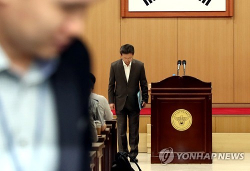 화성사건 비공개 브리핑 시작하는 반기수 수사본부장 (수원=연합뉴스) 권준우 기자 = 2일 오전 경기도 수원시 경기남부지방경찰청 5층 회의실에서 반기수 화성연쇄살인사건 수사본부장이 비공개 브리핑에 앞서 취재진에게 인사하고 있다.      경찰은 이날 화성사건 유력 용의자 이춘재(56) 씨가 9차례 연쇄살인을 포함해 모두 14건의 살인과 30여 건의 강간 및 강간미수 범행을 자백했다고 밝혔다. 2019.10.2 stop@yna.co.kr