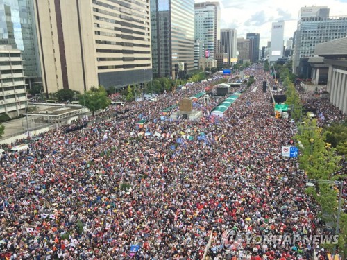 집회로 가득 찬 광화문광장 (서울=연합뉴스) 3일 오후 서울 광화문광장 주변이 자유한국당 관계자와 범보수단체 등이 각각 개최한 집회에 참여한 시민들로 가득 차 있다. 2019.10.3       [자유한국당 제공. 재판매 및 DB 금지] photo@yna.co.kr